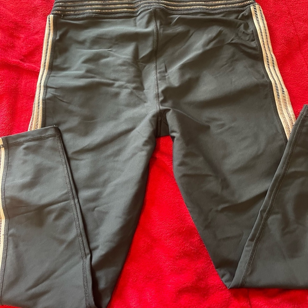 Victoria's Secret Black and White ultimate Cropped leggings - Picture 2 of 5